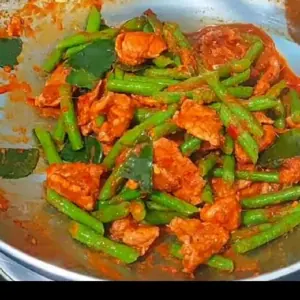 ผัดพริกแกงถั่วหมูชิ้น