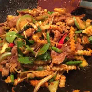 ผัดเผ็ดหมูชิ้น