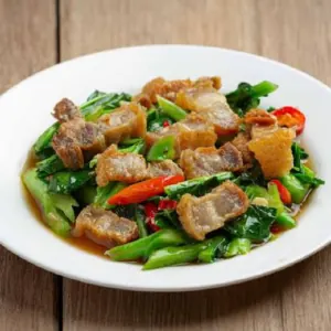 ผัดคะน้าหมูกรอบ
