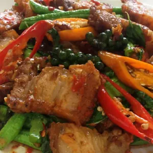 ผัดเผ็ดหมูกรอบ